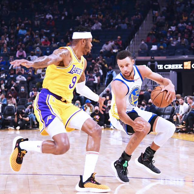 边锋内收 边锋内收