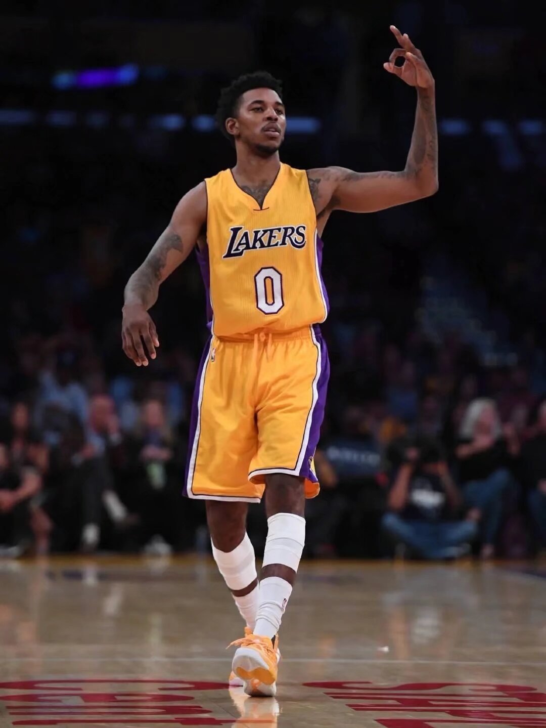 在中场线设 在中场线设